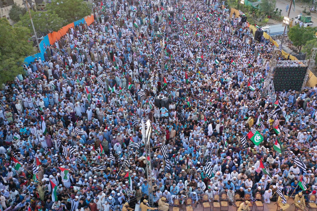juipakofficial's tweet photo. کراچی ملین مارچ کی ابتدائی مناظر، قائد جمعیت مولانا فضل الرحمٰن مدظلہ مغرب کے بعد شریک ہونگے۔ ان شاءاللہ https://t.co/tsbgVLq5kl