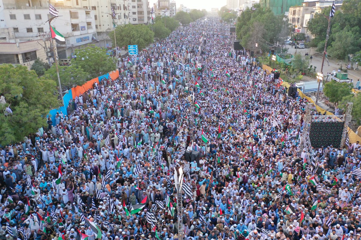 juipakofficial's tweet photo. کراچی ملین مارچ کی ابتدائی مناظر، قائد جمعیت مولانا فضل الرحمٰن مدظلہ مغرب کے بعد شریک ہونگے۔ ان شاءاللہ https://t.co/tsbgVLq5kl