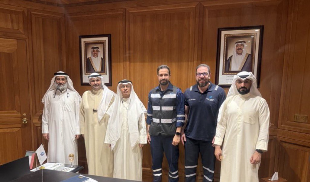 اجتمع ممثلي 
تجمع عاملي #وزارة_الكهرباء_والماء
مع السيد الوكيل د. عادل الزامل

وقد تم عرض مطالب العاملين ومناقشة تثبيت نظام النوبة والمطالب العمالية مع السيد الوكيل الذي أكد على اهتمامه الكبير وحرصه على اقرار مطالب الموظفين وتوفير بيئة عمل ايجابية متكاملة لهم