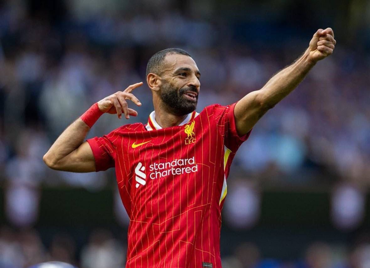 LFCSBrasil's tweet photo. O REI DO EGITO!!! 🏹

Mohamed Salah chega em 45 (27G/18A) participações em gols nesta edição da Premier League e alcança o recorde histórico na competição.

O francês Thierry Henry na temporada 2002/03 e o norueguês Erling Haaland em 2022/23 eram donos do recorde anterior com 44. https://t.co/Rp1KEeBgKp