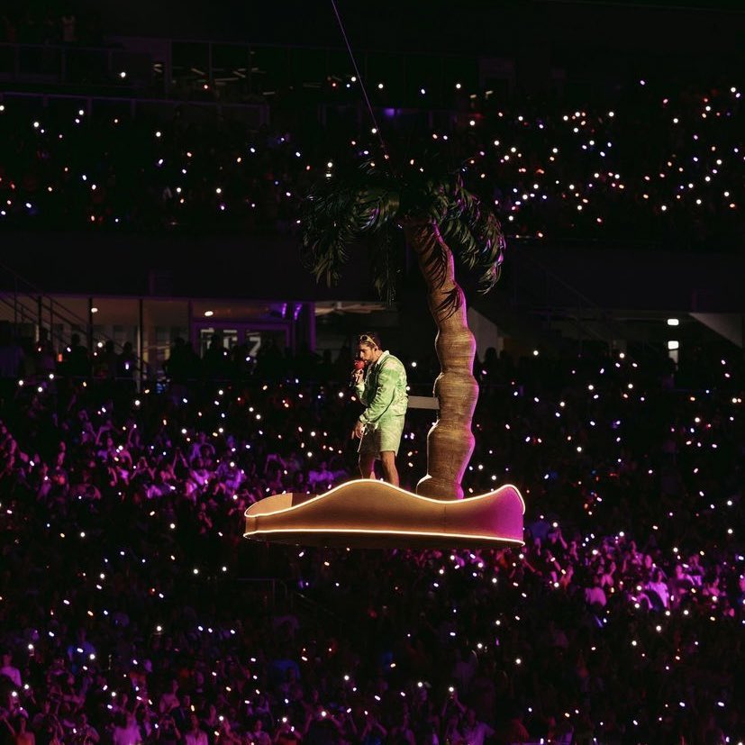 🚨 Bad Bunny’s upcoming tour will feature 5 acts showcasing his different eras, and it’s expected to be the biggest tour of his career.

According to Insider, contracts are currently being finalized in Argentina, Chile, Brazil, United States and Mexico. 🏟️🔜