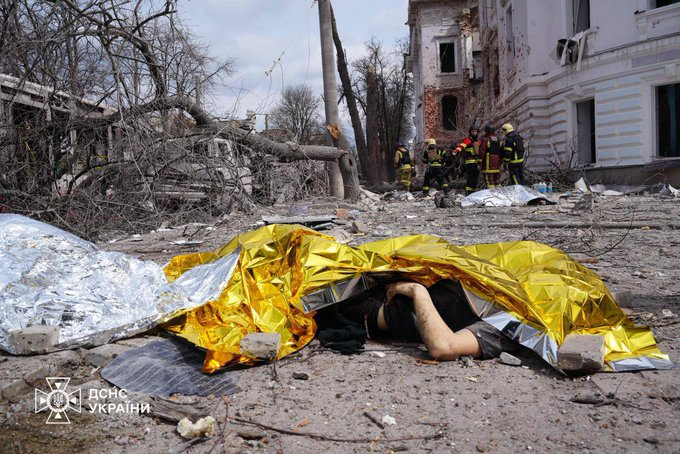 Siderro's tweet photo. Today before noon Ukrainian time, the occupation troops attacked the Ukrainian city of Sumy with ballistic missiles.
The situation is all the worse because the Russians again, after some time delay, dropped a missile in the same places where people were already converging to help the victims of the attack.
It's only been two days since @TrumpDailyPosts 's emissary Witkoff was in Russia, sucking Putin's dick. The Russians are laughing in the face of the White House buffoons and the dems around the White House are still thanking them for it.