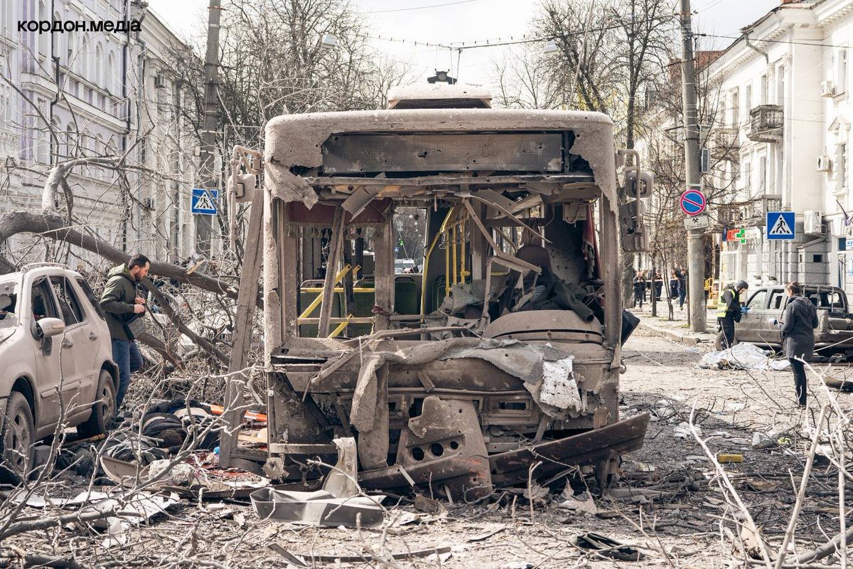Siderro's tweet photo. Today before noon Ukrainian time, the occupation troops attacked the Ukrainian city of Sumy with ballistic missiles.
The situation is all the worse because the Russians again, after some time delay, dropped a missile in the same places where people were already converging to help the victims of the attack.
It's only been two days since @TrumpDailyPosts 's emissary Witkoff was in Russia, sucking Putin's dick. The Russians are laughing in the face of the White House buffoons and the dems around the White House are still thanking them for it.