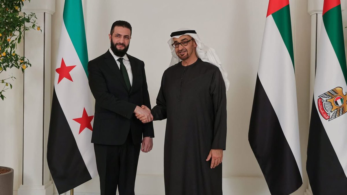 MMCSYR's tweet photo. استقبال رئيس دولة الإمارات العربية المتحدة سمو الشيخ محمد بن زايد آل نهيان لرئيس الجمهورية العربية السورية السيد أحمد الشرع والوفد المرافق له في قصر الشاطئ بأبو ظبي

#MMC https://t.co/W33qvyWkvW