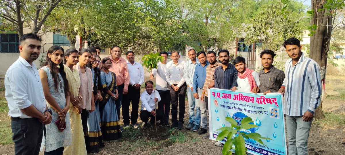 MP_JanAbhiyan's tweet photo. #जन_अभियान_परिषद्_जिला_हरदा
#CMCLDP
#खिरकिया_विकासखण्ड
मध्यप्रदेश जन अभियान परिषद् द्वारा मुख्यमंत्री सामुदायिक नेतृत्व क्षमता विकास कार्यक्रम (CMCLDP) के अंतर्गत स्नातक (BSW) एवं परास्नातक (MSW) कोर्स का संचालन किया जा रहा है। यह पाठयक्रम सामुदायिक संगठन की प्रक्रिया के बारे में ज्ञान प्रदान करता है। सामुदायिक स्तर पर नेतृत्व क्षमता का विकास करना है, ताकि समुदाय के लोग अपनी समस्याओं का समाधान कर सकें और अपने विकास में सक्रिय भूमिका निभा सकें।
आज दिनांक 13 अप्रैल को हरदा जिले के खिरकिया विकासखंड में मध्यप्रदेश जन अभियान परिषद के कार्यपालक निदेशक डॉ. बकुल लाड ने मुख्यमंत्री सामुदायिक नेतृत्व क्षमता विकास पाठ्यक्रम की कक्षाओं का निरीक्षण किया। इस दौरान कक्षा में विद्यार्थियों से बात की एवं उनके अनुभव सुने। विभिन्न विषयों पर चर्चा की। परामर्शदाताओ एवं विद्यार्थियों को मार्गदर्शन प्रदान किया। इसके बाद ब्लॉक में चल रहे विभिन्न नवाचारों की जानकारी ली। इस दौरान उन्होंने जल गंगा संवर्धन अभियान के तहत आयोजित रंगोली प्रतियोगिता का निरीक्षण किया एवम वृक्षारोपण किया।
प्रवास के दौरान जिला समन्वयक संदीप गौहर, ब्लॉक समन्वयक विनीता शाह, परामर्शदाता मनोज राय, ऋषि विश्नोई, मुकेश कुम्हारे, अपेक्षा दशोरे, अंजना श्रीवास्तव उपस्थित रहे।
@DrMohanYadav51
@CMMadhyaPradesh
@JagdishDevdaBJP
@mohanjinagar
@bakullad11
@MIB_India
@JansamparkMP