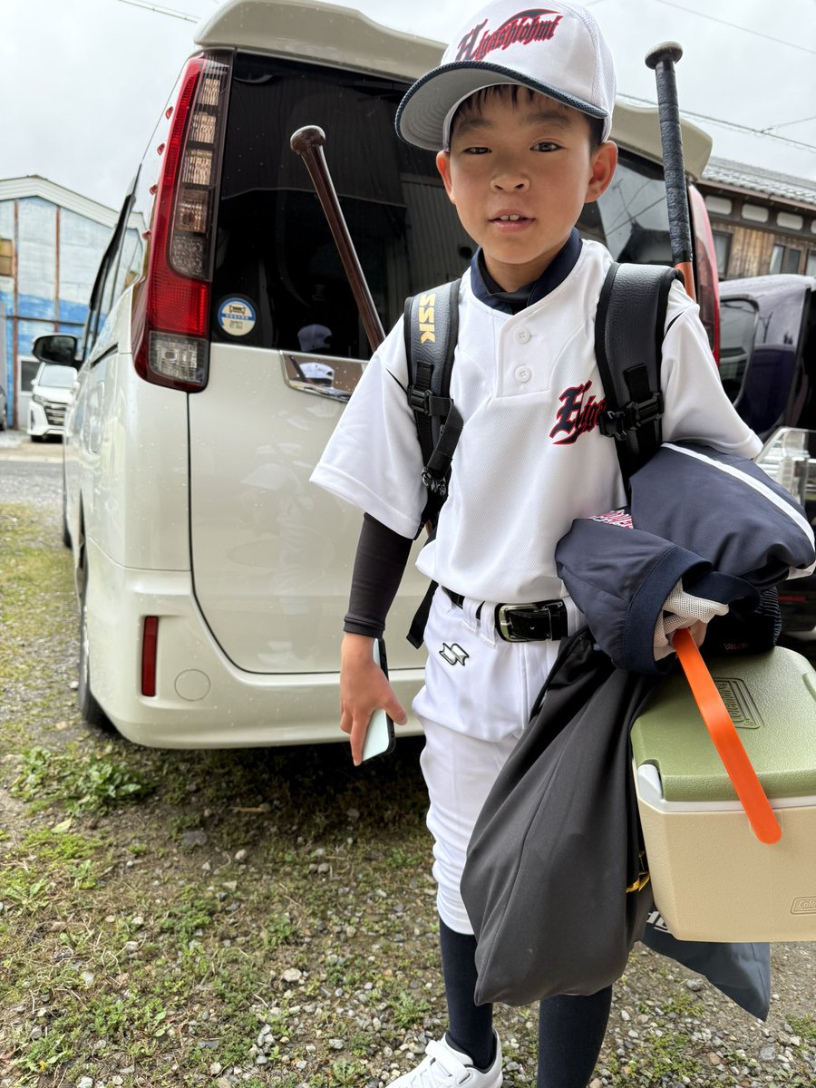 昨日届いた新しい練習着とカバン⚾️

ブカブカ(笑)

卒団するまでにはピチピチ位になってなぁ😁

  #新入団 #ブカブカ #目指せ守備職人 #夢と身体は大きく