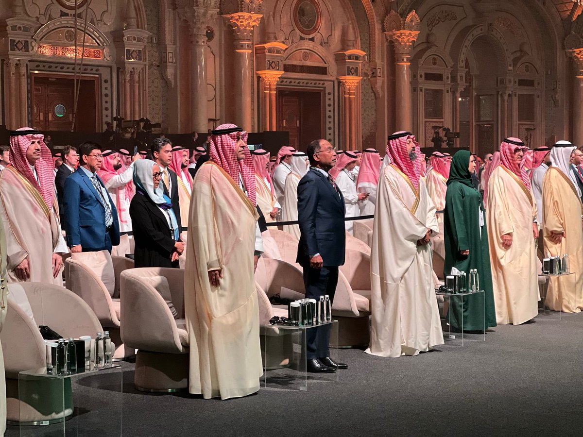 khmosa00's tweet photo. سعدت بحضور حفل افتتاح مؤتمر #مبادرة_القدرات_البشرية، الذي أُقيم برعاية كريمة من سمو سيدي ولي العهد - حفظه الله -، تأكيداً على التزام المملكة بتن��ية الإنسان وتمكينه.

ونفخر بدور الهيئة الملكية في تحقيق هذا التوجه، من خلال إدارة منظومة تعليمية متكاملة في مدننا الصناعية. https://t.co/hchjbfMfQn