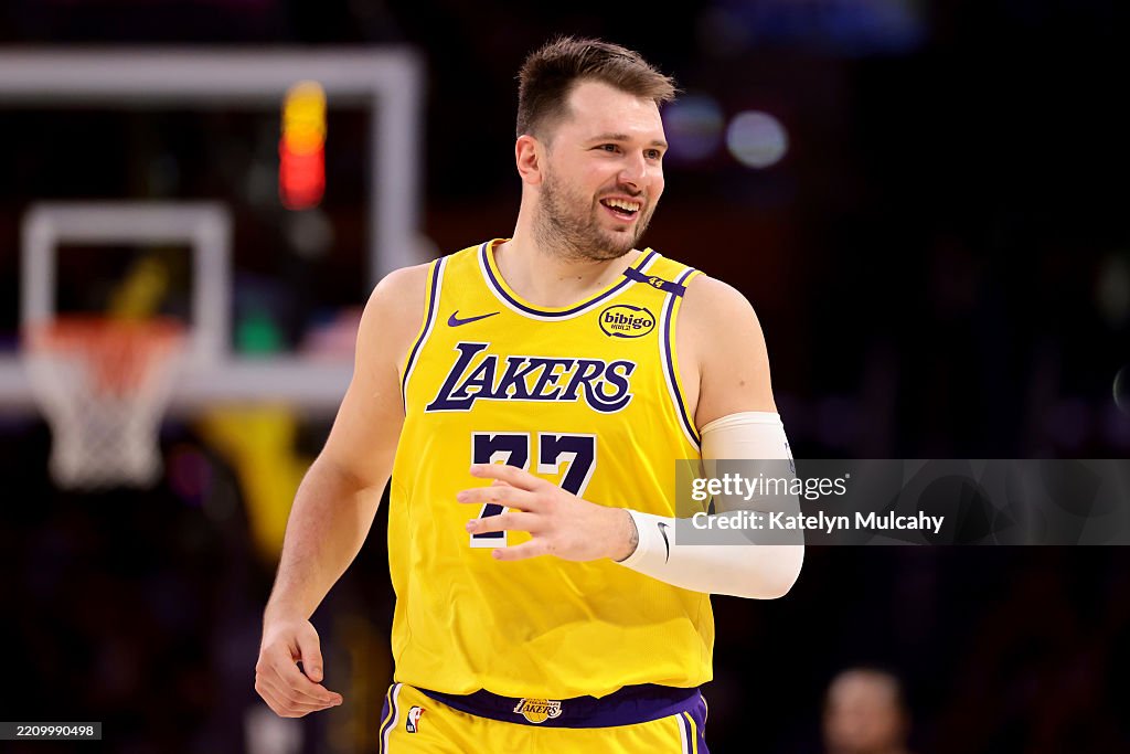 tylermackay_'s tweet photo. After 39 points on Friday, Luka Doncic now ranks 160th on the Lakers all-time scoring list. He passed:

Jim Holstein
Robert Sacre*
Maurice Lucas
Don Carlson
Stu Lantz
Samaki Walker

As he is not expected to play today, this is where Luka will end the year. https://t.co/dx2JTMKv9R