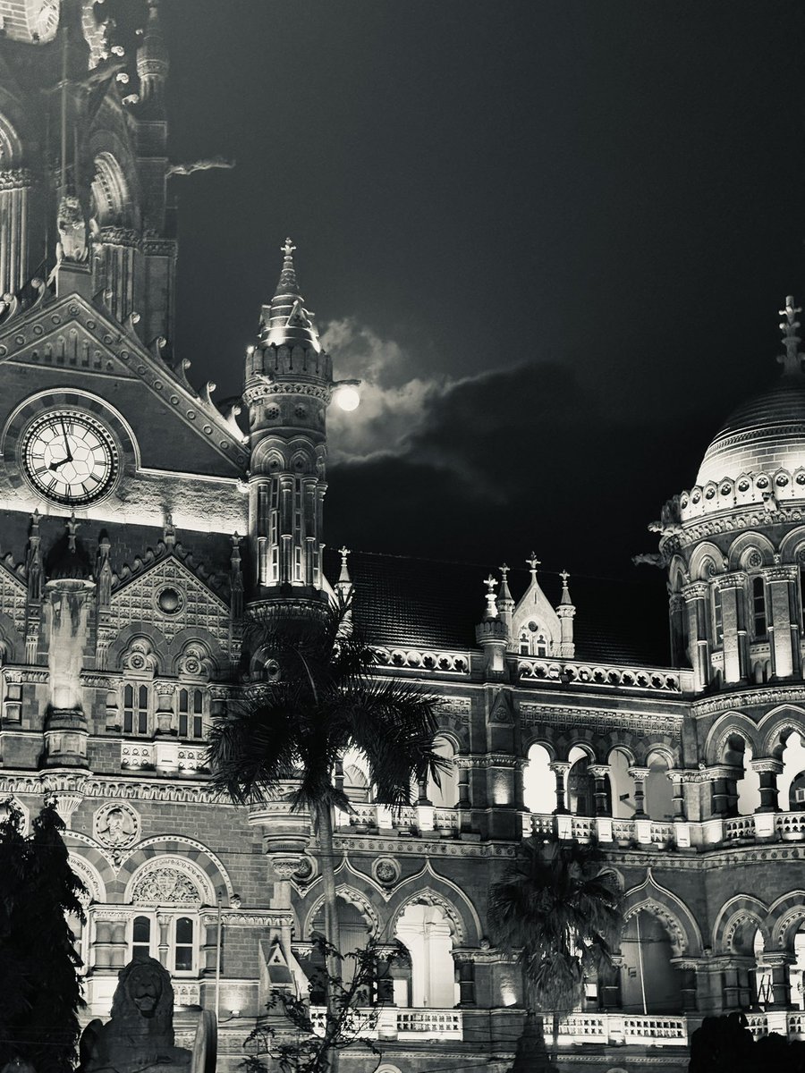 AmeyMorje's tweet photo. Visited the town yesterday. The moon was there in its full glory to enhance the beauty of Chhatrapati Shivaji Maharaj Terminus #shotonapple #ShotOniPhone #MumbaiVibes @Apple @applesclubs https://t.co/W5DgYxEffC
