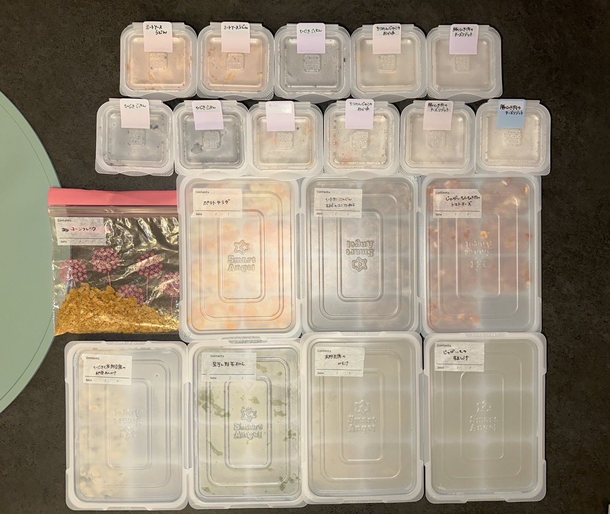 本日も離乳食完了！
もう担当は旦那になったようです。

#パパ
#離乳食