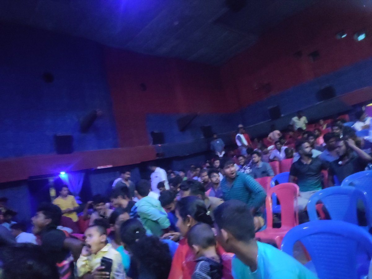 AJITH__AFC's tweet image. After #Viswasam extra chair provide #GoodBadUgly 🔥🔥🔥🔥
200% House Full 
#GoodBadUglyBlockbuster 💥💥💥💥