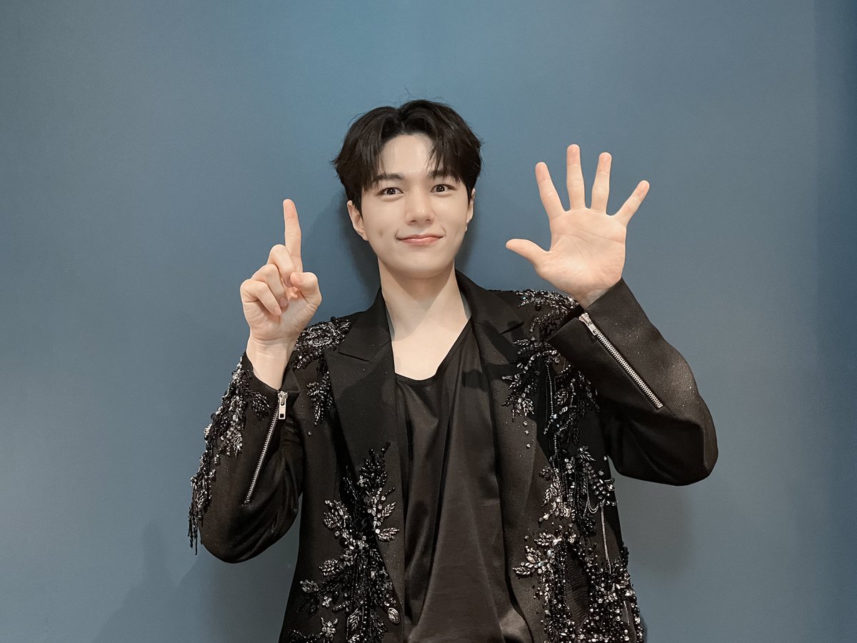 LKMS_official's tweet photo. [📷] #LIMITED_EDITION_ENCORE DAY2

찰나 같은 사이 마무리 된 5개월의 대장정🖤
늘 100-degree의 열기로 공연장을 채워주셔서 감사합니다🔥

#김명수 #KIMMYUNGSOO #엘 #L
#인피니트 #INFINITE 
#금빛으로_물든_15년_여전히_우린_아름다워
#금빛으로_물들_영원_이대로_우린_아름다워 https://t.co/gHIMxoJ9qk