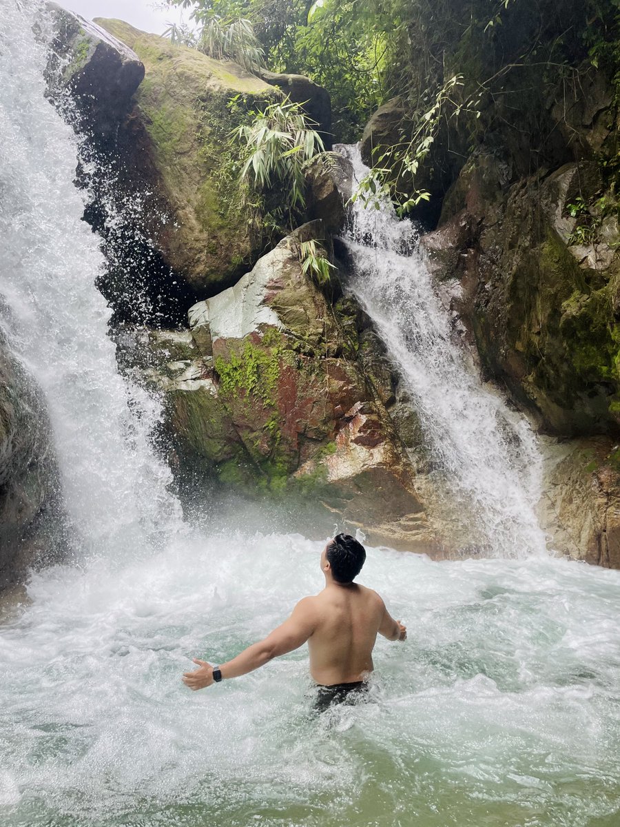 summerboy (@rayrairey) on Twitter photo Tidak ke songkran, pria pria ini malah basah basahan di curug: Tidak ke songkran, pria pria ini malah basah basahan di curug: