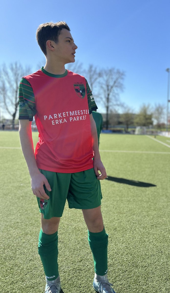 RksvHeer's tweet photo. Het debuut in Heer 1 voor Milan Bonfrรจre. Zoon van Armand, kleinzoon van Jo Bonfrรจre. Piepjonge aanvoerder van de JO19, deze is voor de toekomst.โค๏ธ๐
#BunHee https://t.co/dQEltn4pN3
