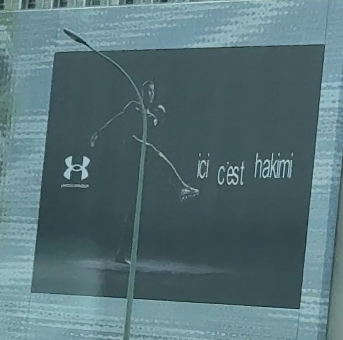 lasource75006's tweet photo. Vu sur le périphérique parisien 👀

Ici c’est Hakimi @UnderArmour ❤️💙 https://t.co/qFzlha7xVP