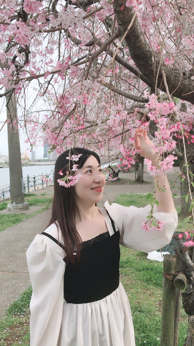 SainaRio's tweet photo. 今年の桜🌸
ちょうど韓国からお友達が来て、一緒に見に行けてよかった😊

桜もいろいろな種類があるんですね〜
つぼみのときは濃いピンクなのに、咲くと淡い色になるのとか、もちろんソメイヨシノも🌸✨

#モデル
#model 
#ファッションモデル 
#ブライダルモデル
#nextgate
#桜
#お花見
#隅田川 https://t.co/sXB5VWSOIl