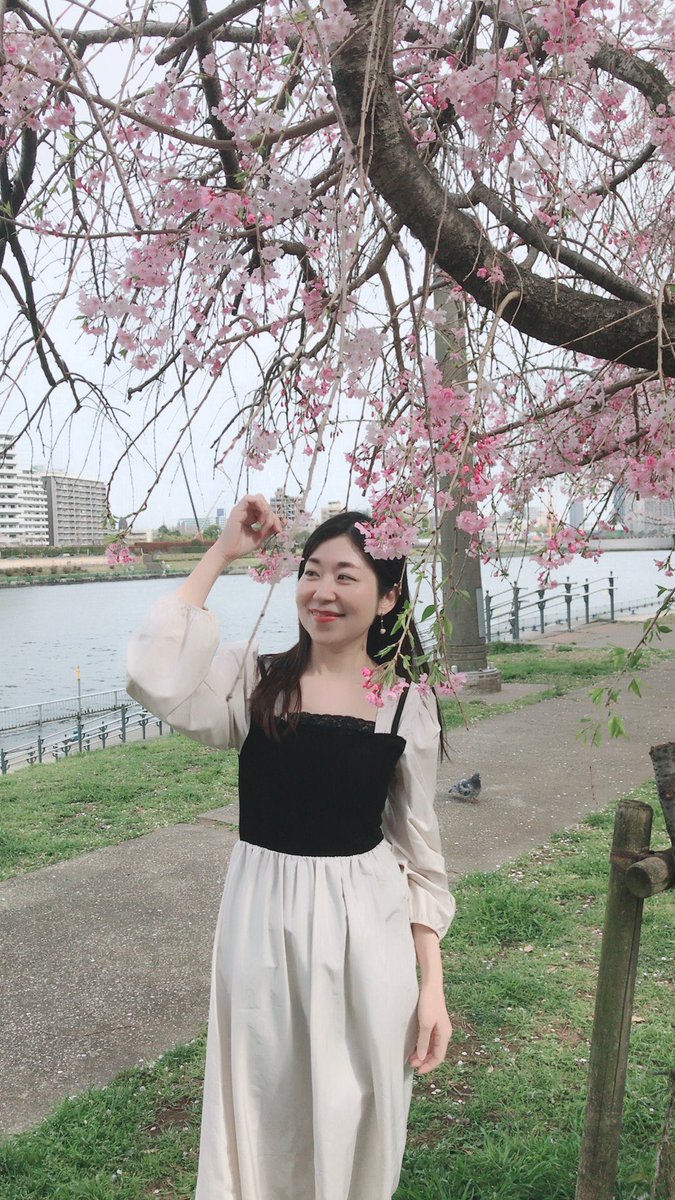 SainaRio's tweet photo. 今年の桜🌸
ちょうど韓国からお友達が来て、一緒に見に行けてよかった😊

桜もいろいろな種類があるんですね〜
つぼみのときは濃いピンクなのに、咲くと淡い色になるのとか、もちろんソメイヨシノも🌸✨

#モデル
#model 
#ファッションモデル 
#ブライダルモデル
#nextgate
#桜
#お花見
#隅田川 https://t.co/sXB5VWSOIl