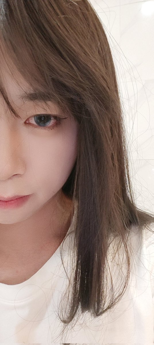 www20121652's tweet photo. 第一次戴美瞳，戴的人都麻了 https://t.co/nQs0AQqRQW