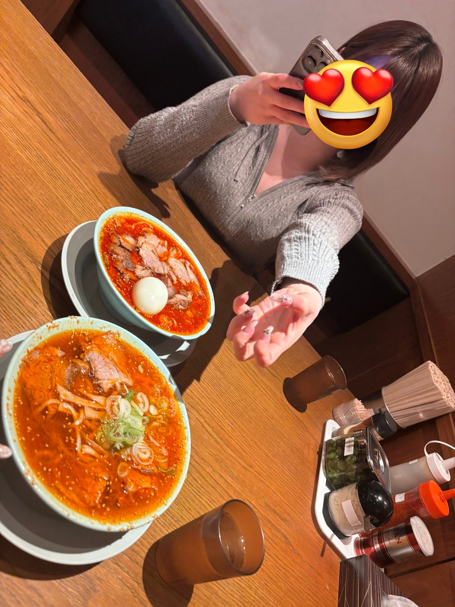 mireitokyopanic's tweet photo. しかも辛さ5倍にしてて可愛い顔から想像できない辛党ですこ��子🥺💕
飲み終わりだから全部らーめんたべきった！これにライスもつけたw https://t.co/qJLK8ubCOh