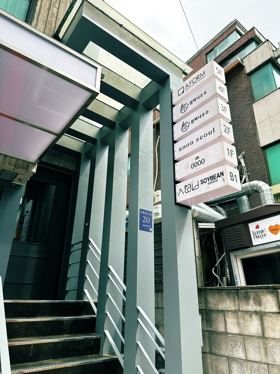 まさかのヒョウが降った今日、念願の場所に立てました😭周りにカフェや食事処が多くて、向かいには日本人オーナーぽいラーメン屋まであってさすが…😂