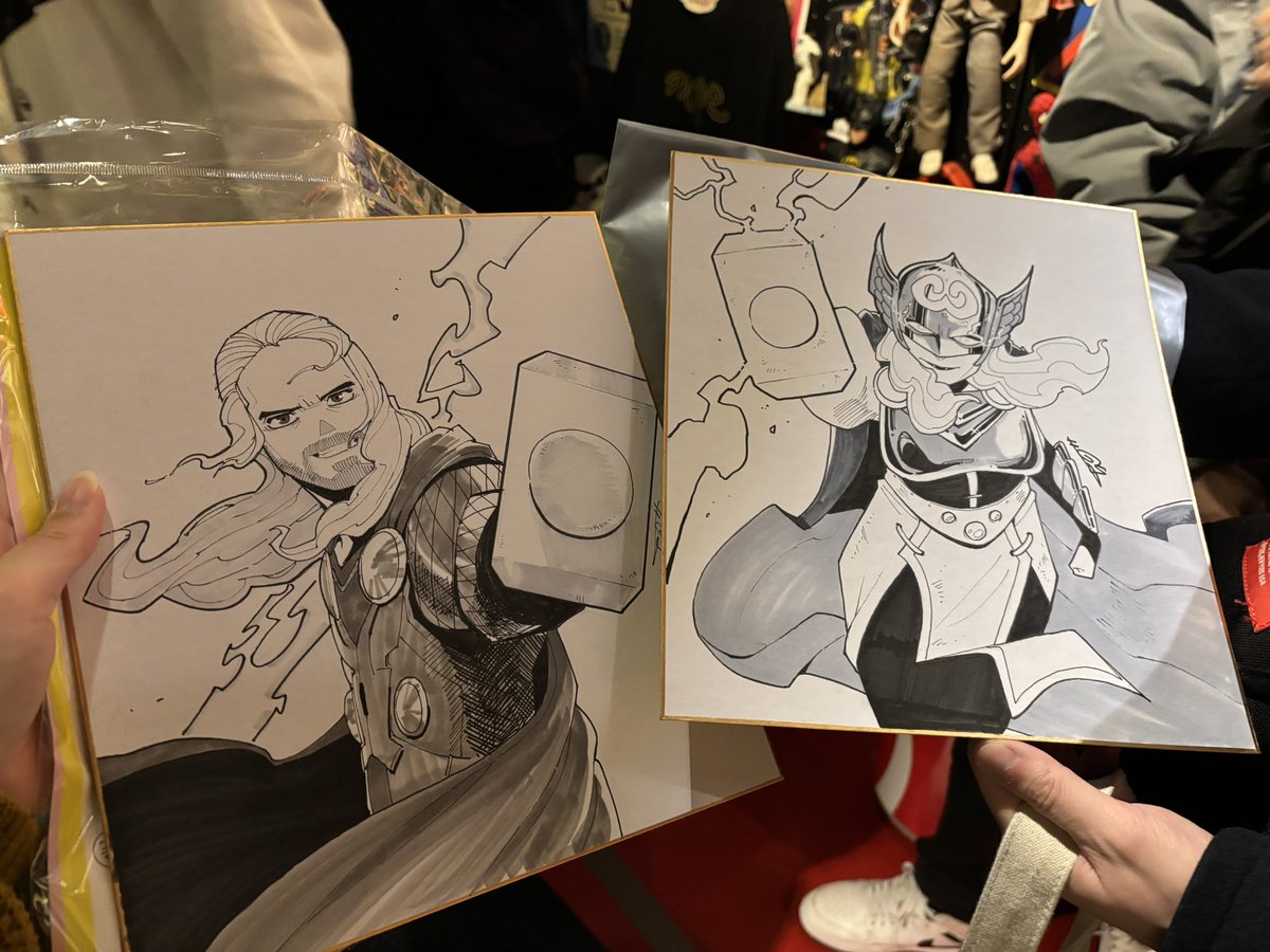 【コミッションフリークス2504戦利品】

事前コミッションで山田先生(<a href="/ymd_131029/">Goodmanヤマダ</a> )にソーを描いていただきました！かっこよすぎる！✨

そして同じく事前コミッションでジェーンを頼んでいる方がいて奇跡のツーショットが実現しました😆🙌

タナカ先生(@tanabatman )の事後も楽しみ！
 #コミフリ2504