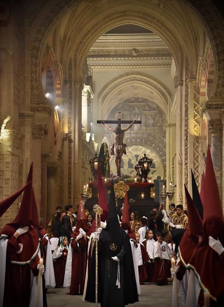 ¡Hosanna al Hijo de David! ¡Bendito el que viene en el nombre del Señor! ¡Hosanna en las alturas!
—Mateo 21:9