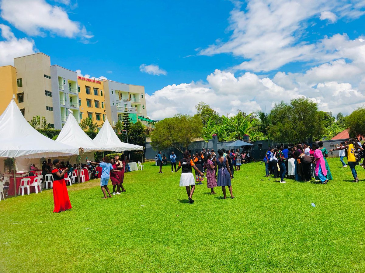 ekhayacrescent's tweet photo. A beautiful #PalmSunday like this, is a good moment to enjoy with family. Our #SundayFamilyDayOut is one, fresh and good with all packages to make you feel good.
#VisitEkhayaHotelMbarara 

☎️ +256 741 442 976 / 0776 843428
📧 ekhayacrescenthotel@gmail.com https://t.co/ZxrOsu27Ks