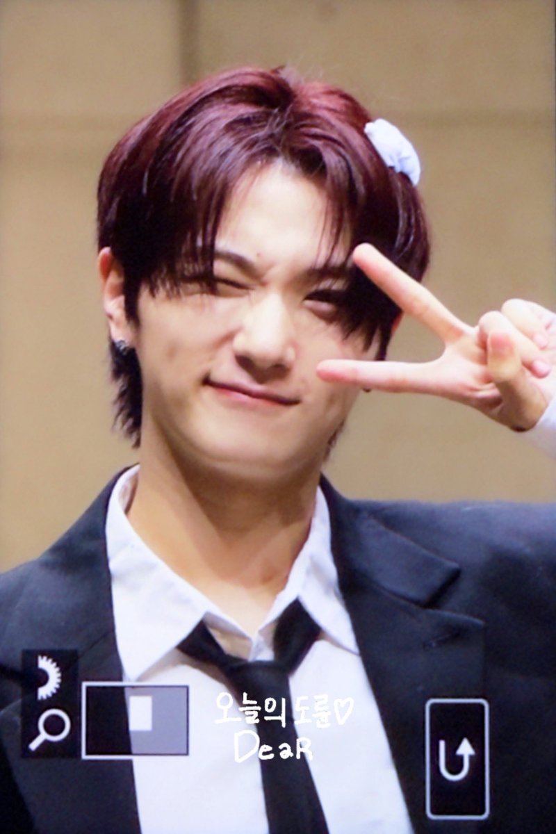 dear_5O1's tweet photo. 250413 퍼스트뮤직 팬싸 

🗿✌️

#도륜 #DORYUN #AIMERS #에이머스 https://t.co/2qKY5ZNzEt
