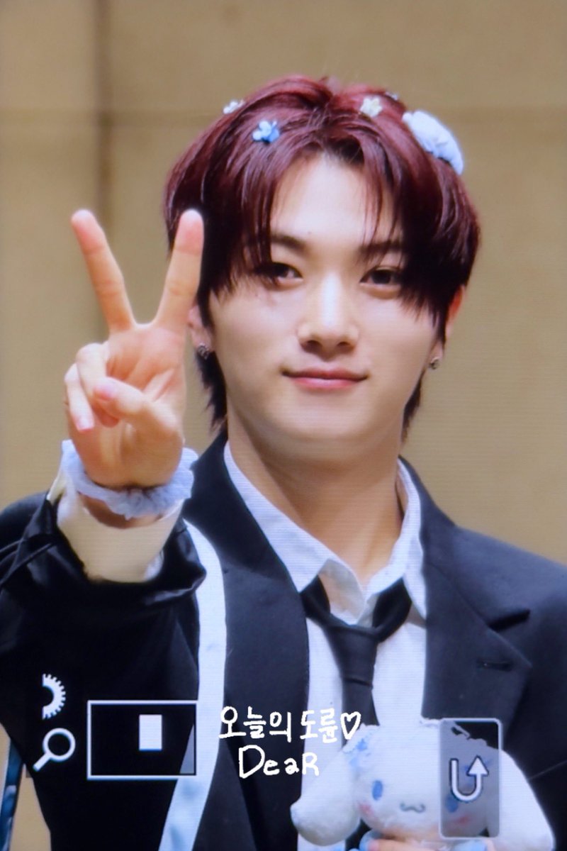 dear_5O1's tweet photo. 250413 퍼스트뮤직 팬싸 

🗿✌️

#도륜 #DORYUN #AIMERS #에이머스 https://t.co/2qKY5ZNzEt