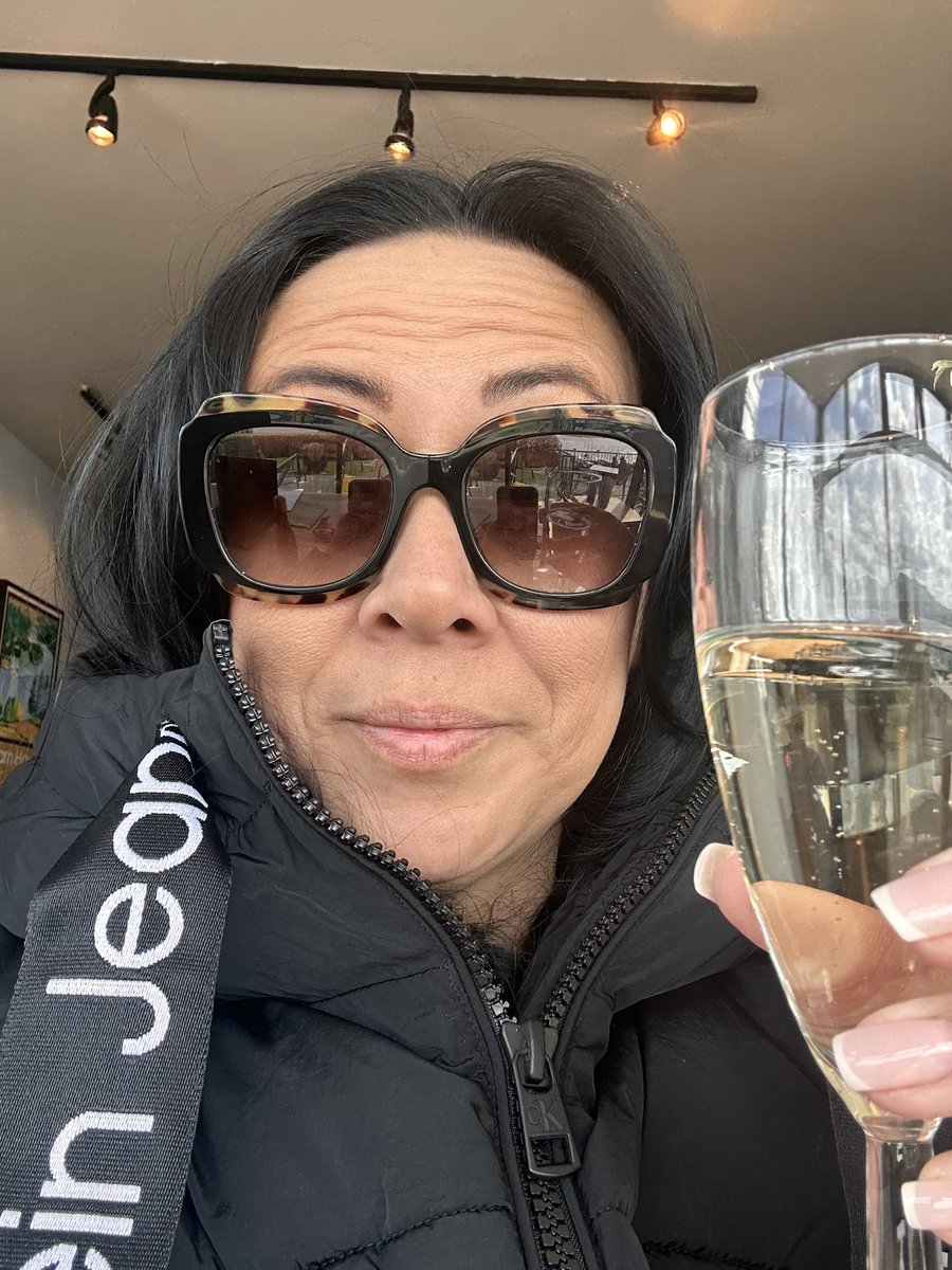 steffwardale's tweet image. And breathe.
First day here, cuppa on the jetty, out on paddle board, read, walk, scone and now wine. Happy holidays 💖