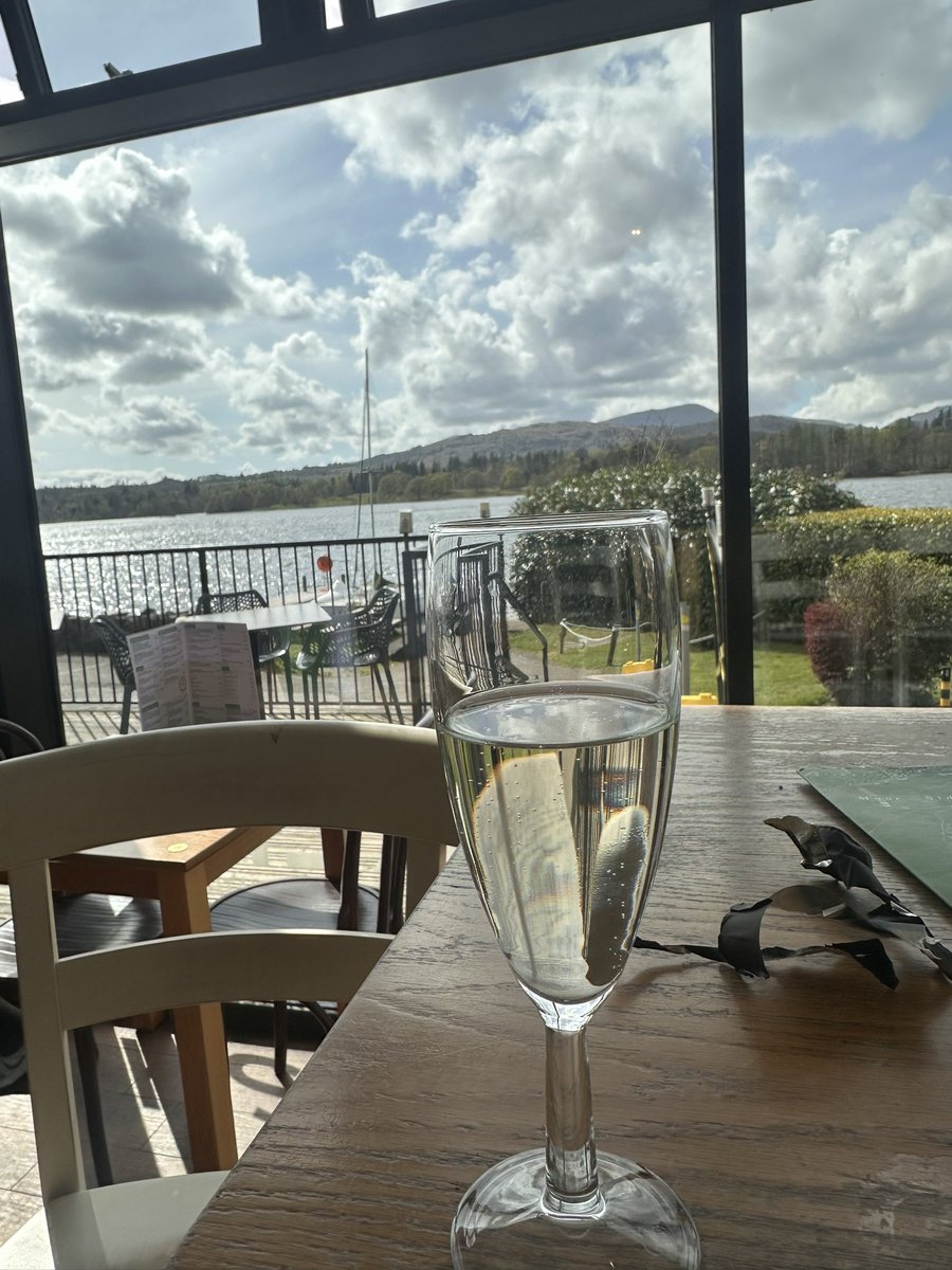 steffwardale's tweet image. And breathe.
First day here, cuppa on the jetty, out on paddle board, read, walk, scone and now wine. Happy holidays 💖