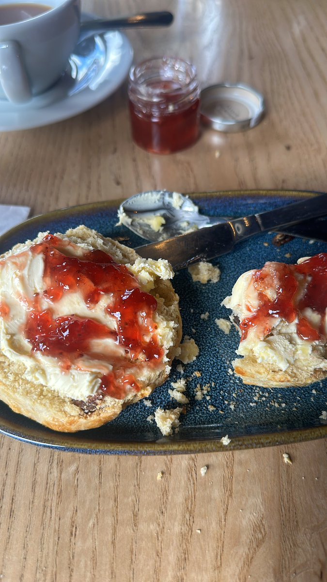 steffwardale's tweet image. And breathe.
First day here, cuppa on the jetty, out on paddle board, read, walk, scone and now wine. Happy holidays 💖