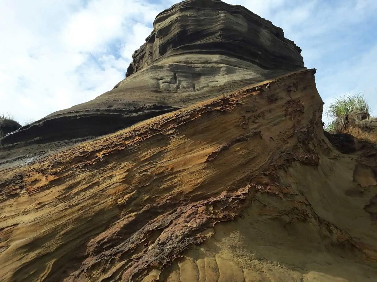 GeologyPage's tweet photo. Dune Evolution at Kariotahi, South Auckland 🏜️
This striking outcrop at Kariotahi Beach reveals the stratigraphic record of multiple dune-building episodes.
Photo Credit: Geological Digressions
#Kariotahi #DuneStratigraphy #AeolianProcesses
#Geology #GeologyPage https://t.co/AsctixYJLc