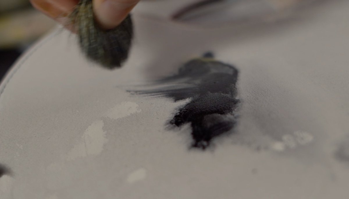 Pintar sobre otros soportes es toda una experiencia de investigación.

👩‍🔬 📜 ⚗️ 🎨 La densidad de otras pinturas y la manera de absorber de cada papel o cada tejido, enriquece mi manera de pintar.

#actocreativo
#autoconocimiento
#acuarelacreativa