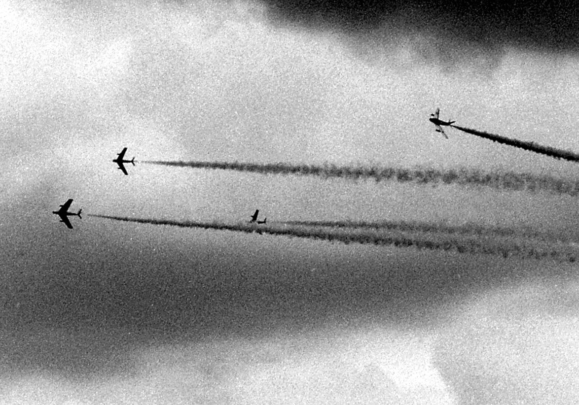 Sharaku20324526's tweet photo. 今日の空では予行より良い画が撮れるとは考えられずにパス。
☆1970年EXPO'70閉会式この日も曇り
初代F-86Fブルーインパルス
☆1990年花と緑の博覧会開会式
2代目T-2
☆2025年大阪関西万博予行
現行T-4ブルーインパルス
ブルー追いかけて55年目の春
#blueImpuls https://t.co/1qcgTk9ADV
