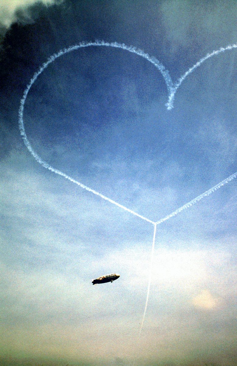 Sharaku20324526's tweet photo. 今日の空では予行より良い画が撮れるとは考えられずにパス。
☆1970年EXPO'70閉会式この日も曇り
初代F-86Fブルーインパルス
☆1990年花と緑の博覧会開会式
2代目T-2
☆2025年大阪関西万博予行
現行T-4ブルーインパルス
ブルー追いかけて55年目の春
#blueImpuls https://t.co/1qcgTk9ADV