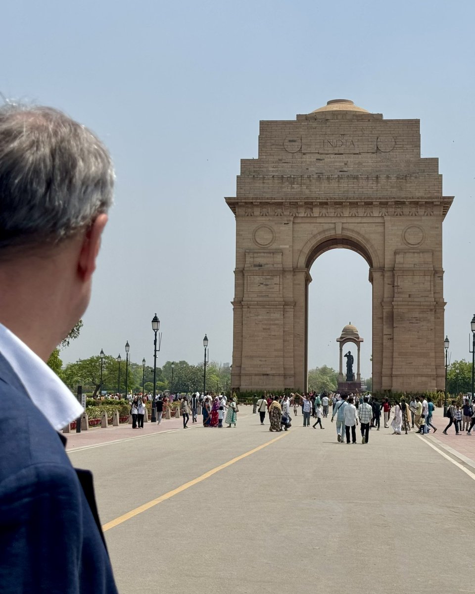 Markus Söder (@markus_soeder) on Twitter photo Kurzer Zwischenstopp: Das India Gate in #NeuDelhi ist ein imposantes Monument. Sieht man schon weit aus der Ferne 😀 #Indien mit <a href="/fwhfreising/">Florian Herrmann</a> Kurzer Zwischenstopp: Das India Gate in #NeuDelhi ist ein imposantes Monument. Sieht man schon weit aus der Ferne 😀 #Indien mit <a href="/fwhfreising/">Florian Herrmann</a>