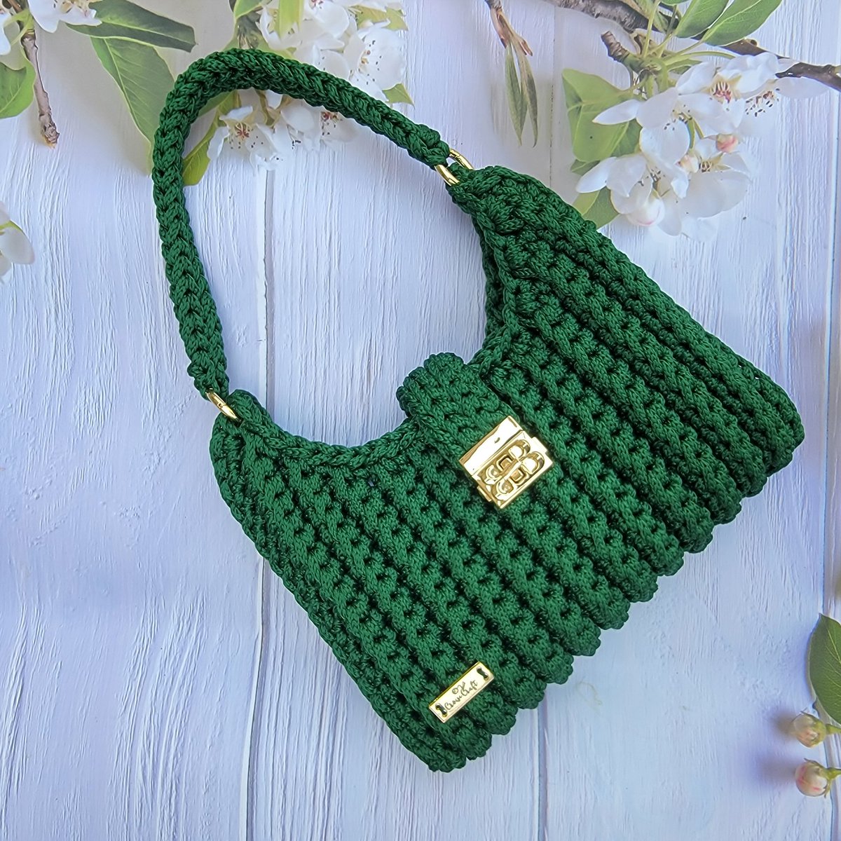 Take 4😍😍😍

This tote bag, though made in single color, can be recreated in double and triple color combo. Send us a dm to get yours 

Price: 25,000 naira 
Location: Lagos
Delivery is nationwide 

Pls RT