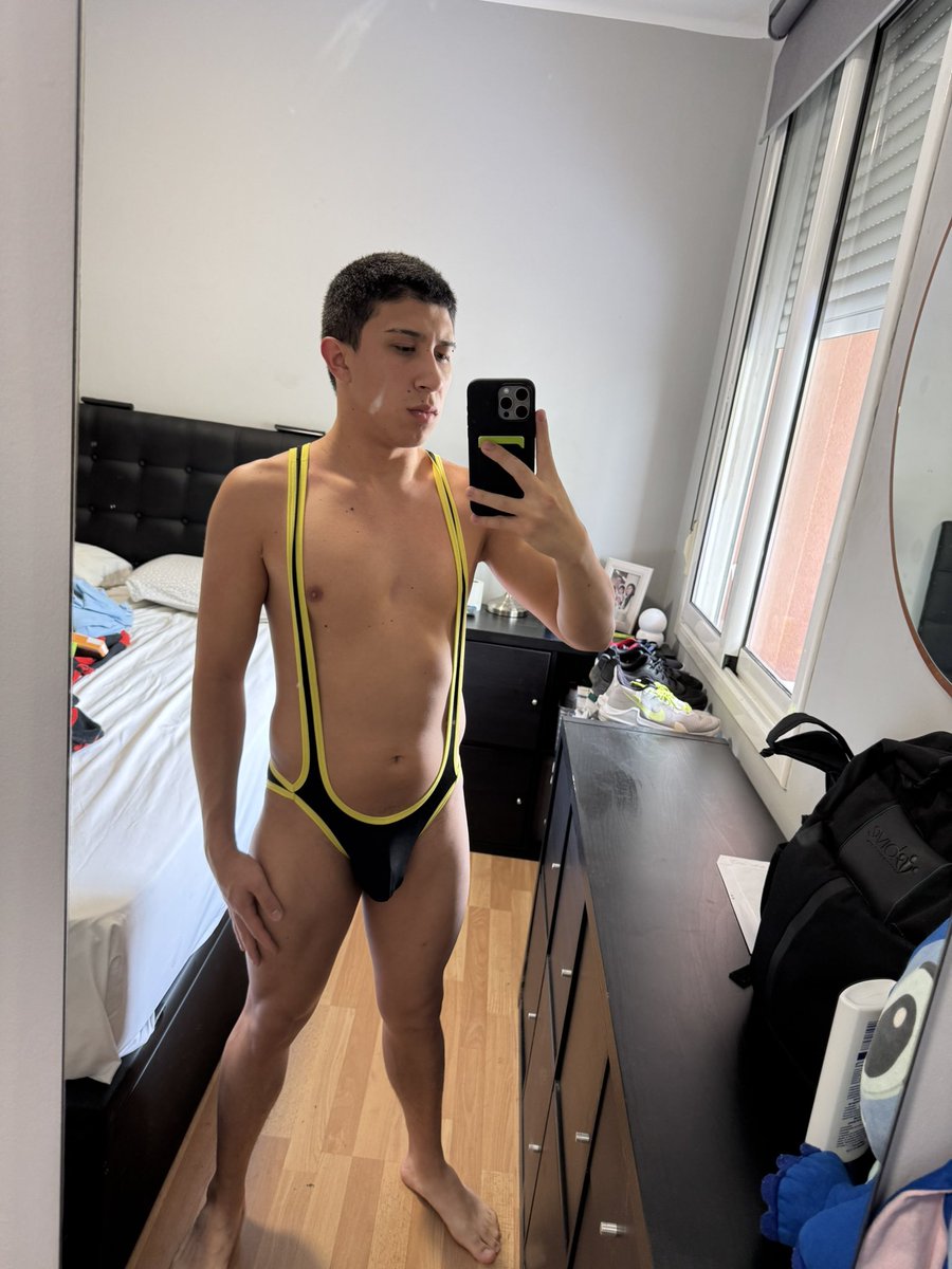 Listo mi outfit y mi culo para el macho que va venir hoy a follarme😈, no sé si pedirle la leche en la boca 👄 o en mi culo🍑.
Tu que prefieres ?😈
Rt  en la boca 👄 o like en el culo 🍑