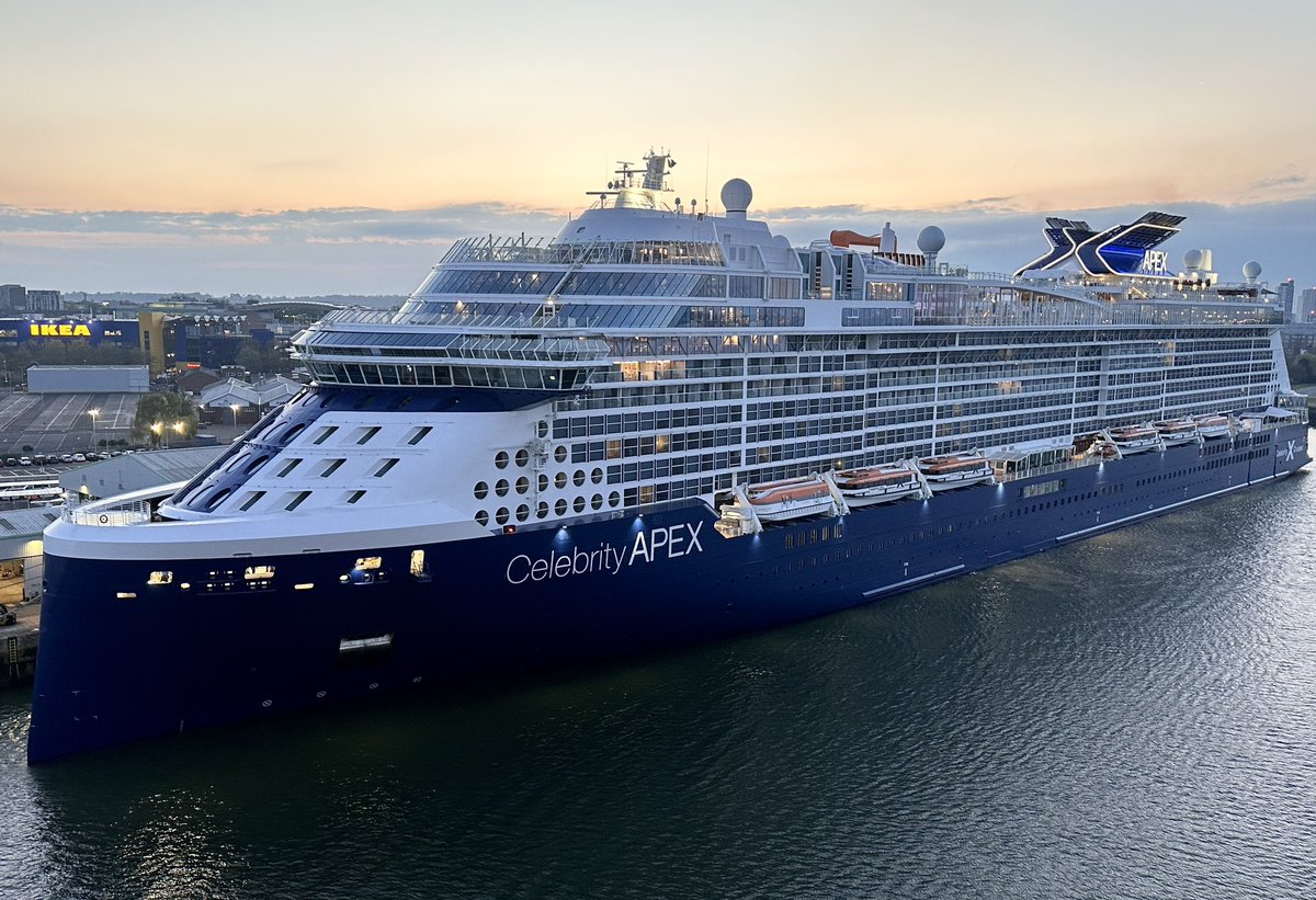 MikeJBaksh's tweet photo. Sailed in past this beauty this morning at Southampton. @CelebrityCruise https://t.co/XkzpC3vKFY