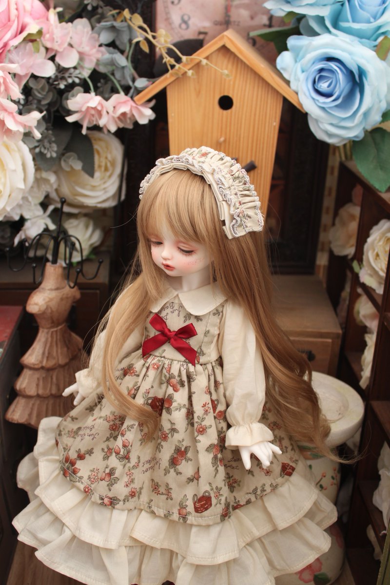 春の新作ワンピースをご紹介👗

落ちついたブラウンと赤を掛け合わせたカラーで
シンプルながらも存在感のあるワンピースに仕上げました。
shop.dollcoll.com/items/104472694

#SDワンピース #MSDワンピース #幼SDワンピース #ドール服通販 #ドール服 #ドールワンピース