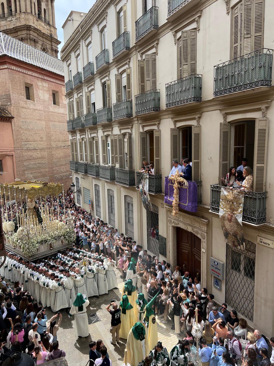 hmmalaga_'s tweet photo. La Virgen del Amparo, de la @pollinicamalaga, a su paso por HM Gálvez https://t.co/Ss99R6MnJJ