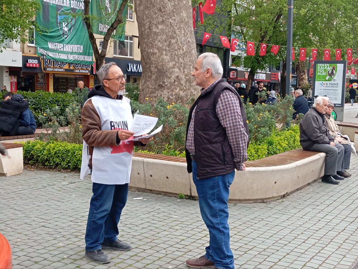KocaeliTkp's tweet photo. Bugün bildirilerimizle birlikte İzmit Yürüyüş Yolu'ndaydık.

TÜSİAD emekçi halkın başına beladır. Yoksulluğu siz yaratıyor, sonra bu kadar yoksulluk kabul edilemez diye açıklamalar yapıyorsunuz. Arsızlık bu. 

Emin olun buna dur diyeceğiz !! 
#HayırlıİşlerTÜSİAD https://t.co/UYczhJ3lqz