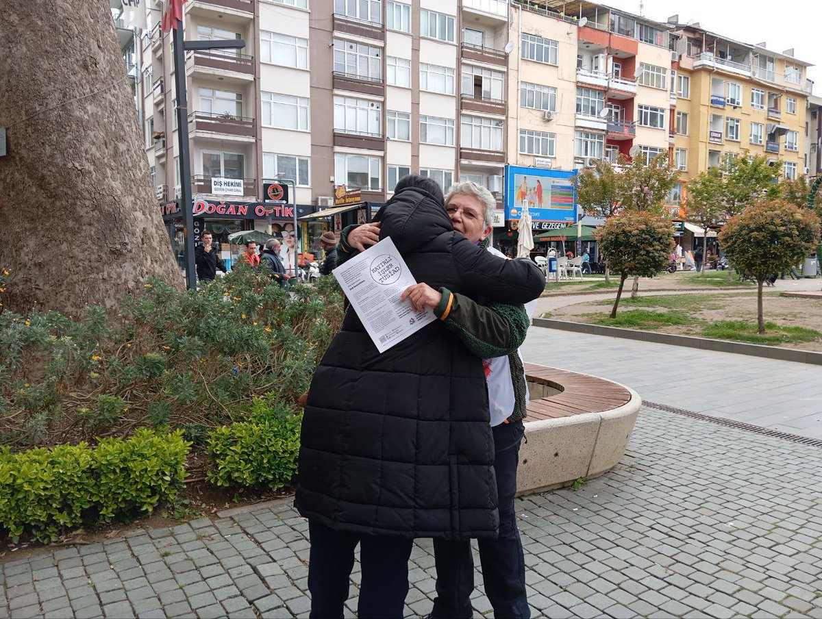KocaeliTkp's tweet photo. Bugün bildirilerimizle birlikte İzmit Yürüyüş Yolu'ndaydık.

TÜSİAD emekçi halkın başına beladır. Yoksulluğu siz yaratıyor, sonra bu kadar yoksulluk kabul edilemez diye açıklamalar yapıyorsunuz. Arsızlık bu. 

Emin olun buna dur diyeceğiz !! 
#HayırlıİşlerTÜSİAD https://t.co/UYczhJ3lqz
