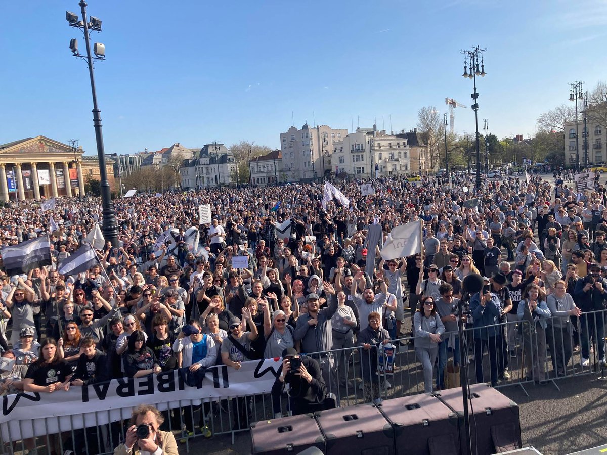 🇭🇺🏳️‍🌈🏳️‍⚧️Again, thousands protested in Budapest against the pride ban! The satirical “gray pride” or “illiberal pride” asked people to dress in gray, fly gray flags, and “demanded” uniformity and lack of diversity in society -to protest the illegal restriction of freedom of assembly