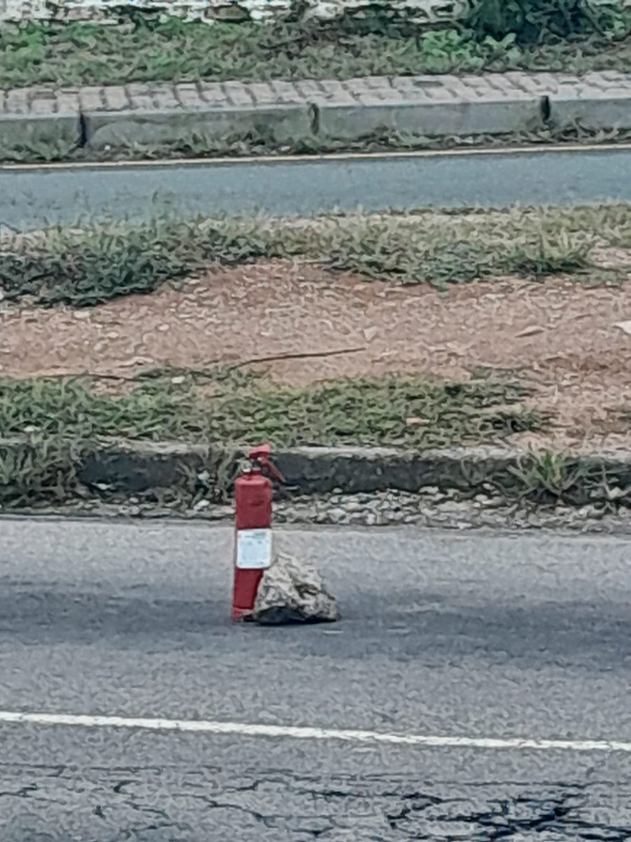 _ArriveAlive's tweet photo. How many drivers know their vehicles MUST have an emergency triangle and in a breakdown must be placed more than 45m from the vehicle!!?
https://t.co/9HspWmRhx4
#ArriveAlive #EmergencyTriangle https://t.co/KG8z8U58bl