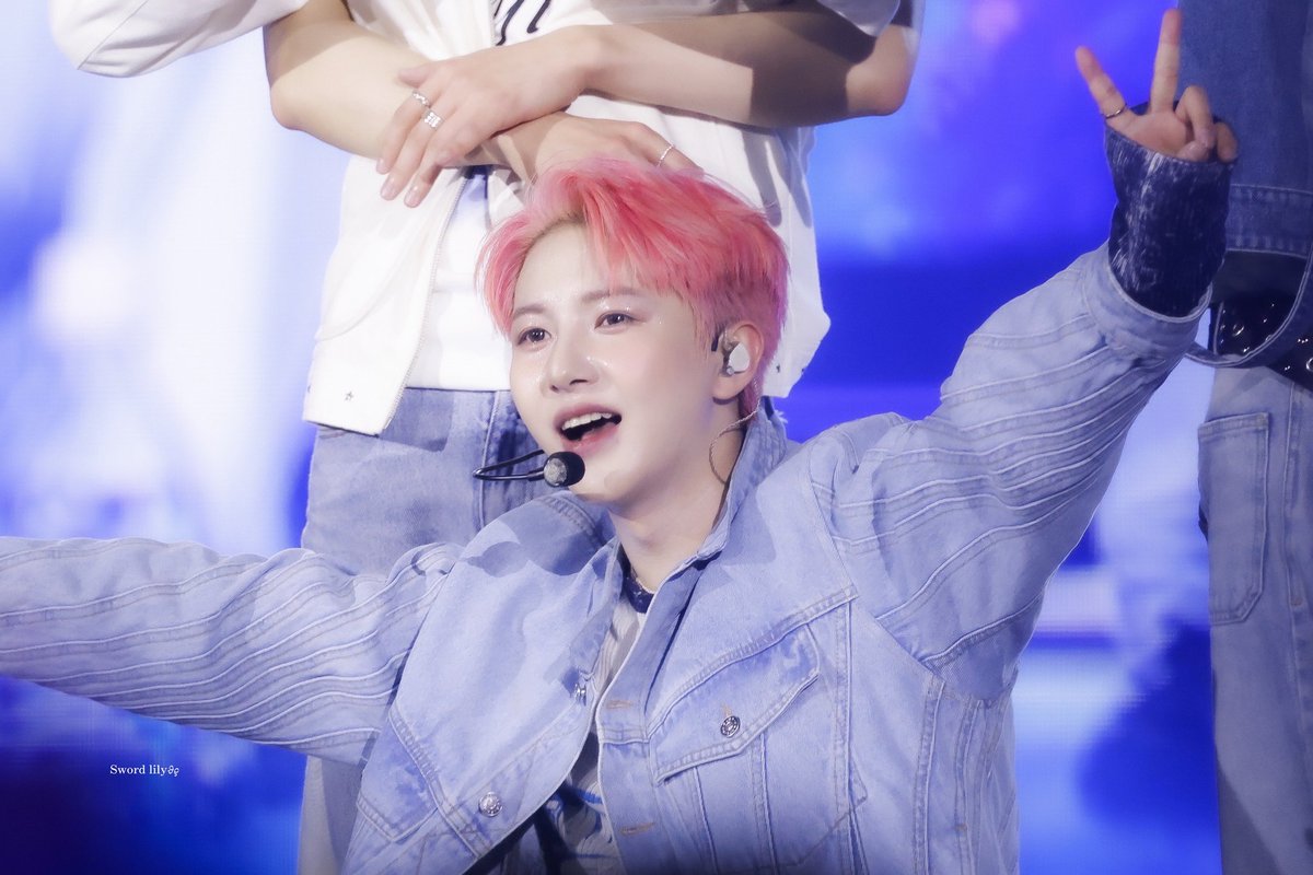 SinaRhu's tweet photo. There are so many heart warming testimonial about you enjoy the stage and full of smile touching people's heart. Our precious star, you really deserve better, my dear 🫂

YOU DID GREAT RENJUN
#런쥔 #RENJUN #仁俊 #ロンジュン
#AlwaysBeWithRenjun #런쥔이왔당 https://t.co/bUlmfNBA7O