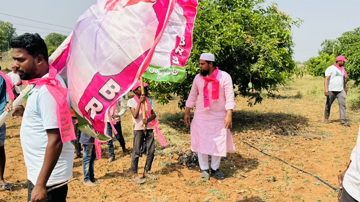 mohammedazambrs's tweet photo. ఈ నెల 27 న జరుగబోయే BRS భారీ బహిరంగ సభకు ఖర్చుల నిమిత్తం ఈ రోజు ఘనపూర్ గ్రామంలో *MD అజాం ( కుతుబుల్లాపూర్   BRS మైనార్టీ సెల్ అధ్యక్షులు* ) అతని  వ్యవసాయ క్షేత్రంలో కూలి పని నిర్వహిచడం జరిగింది #kcr #ktrbrs #harishrao #kpvivekanada https://t.co/UUMJL7ohPR