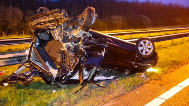 Auto over de kop op A50 bij Vaassen, bestuurder verdacht van rijden onder invloed