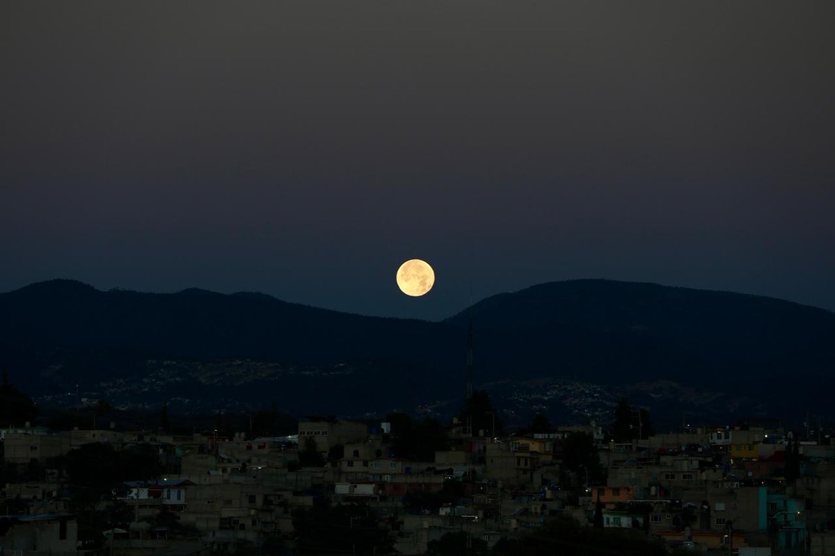 El_Universal_Mx's tweet photo. ¡Hermosa! 🤩

Así se vio la Luna llena la madrugada de este domingo 

Fotos: Valente Rosas | EL UNIVERSAL https://t.co/f5DoZS1L4m